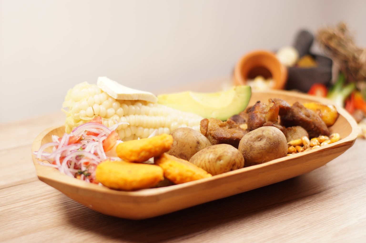 Fritada ecuatoriana servida con mote, papas, maduro y tostado